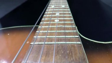 Akustik gitar yaka videosu. Müzik ve sanat konsepti. Siyah arkaplan.