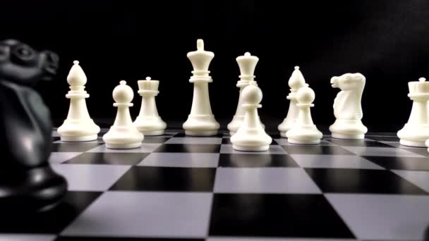 Ein Team Von Schwarz Weiß Schachfiguren Schach Auf Einem Schachbrett — Stockvideo