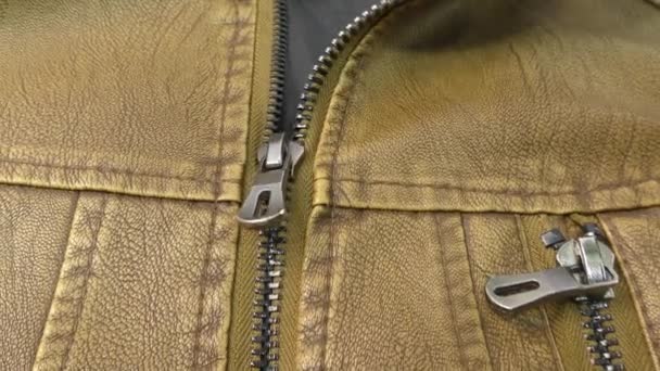 Zipper Jaqueta Couro Marrom Desenrola — Vídeo de Stock