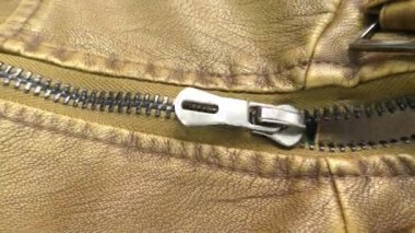 Kahverengi deri ceketin fermuarı açılıyor. Yeşil arka plan. Kromakey.