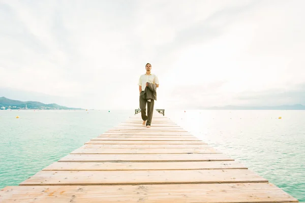 Empresário junto ao mar — Fotografia de Stock