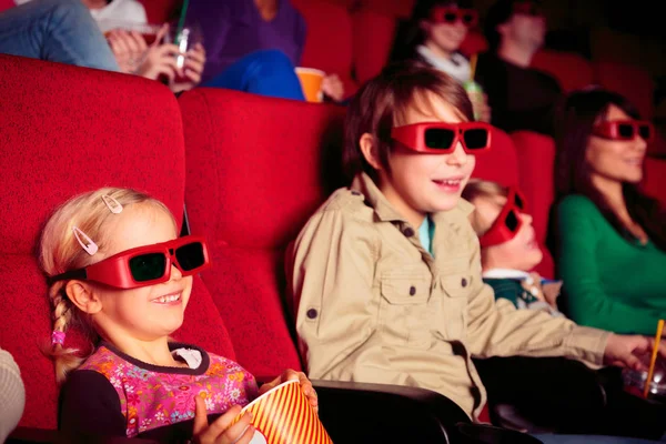 Niños en el cine — Foto de Stock