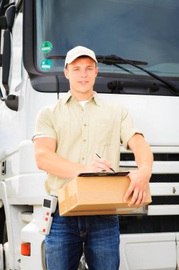 Karavanın yanında duran servis elemanı
