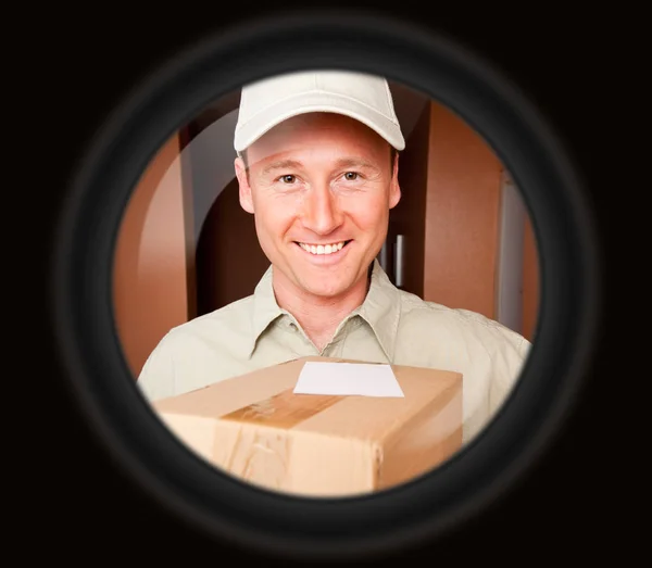 Delivery Boy con paquetes vistos a través del visor de puertas — Foto de Stock