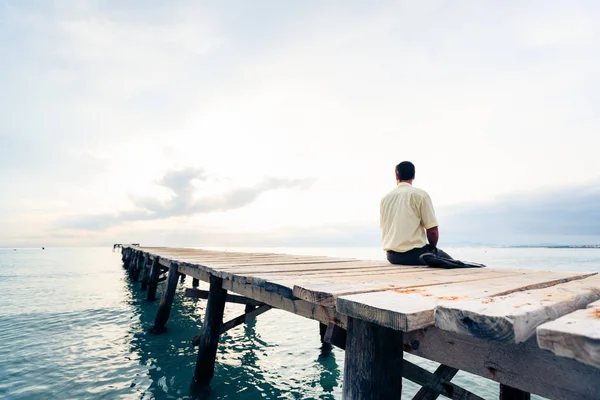 Empresario junto al mar —  Fotos de Stock