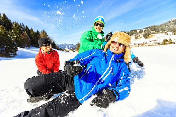 Vierköpfige Familie vergnügt sich im Schnee — Stockfoto