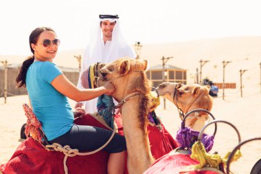 bir Arap adam ve bir deve sürme bir turist