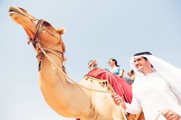 Arabe homme et touriste équitation un chameau — Photo