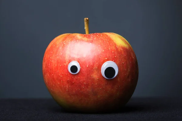 Manzana divertida con ojos —  Fotos de Stock