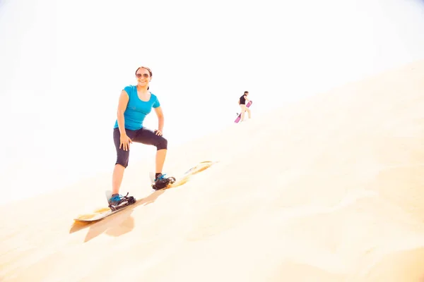 Песочная прогулка по пустыне — стоковое фото