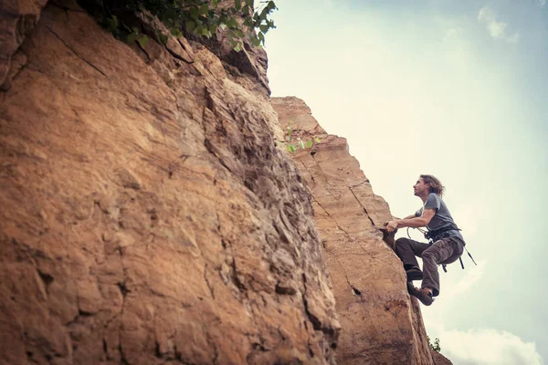 Jovem alpinista escalada — Fotografia de Stock