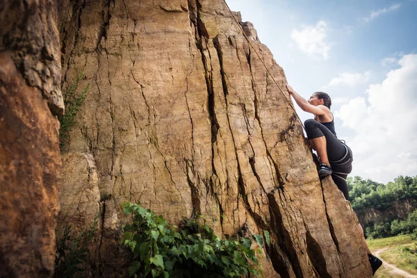 Escalador joven escalada en roca —  Fotos de Stock