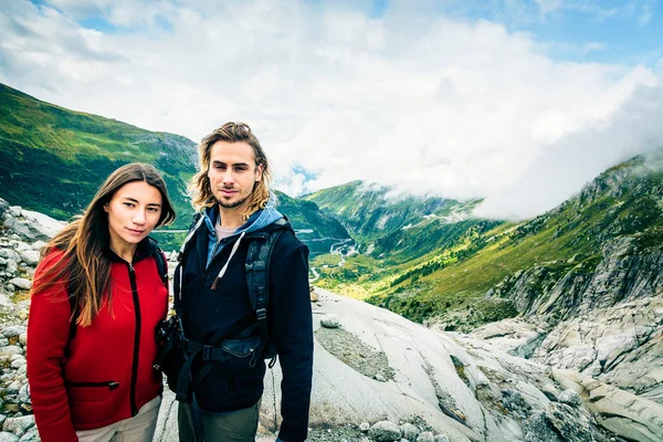 Caminhadas de casais jovens nos Alpes Suíços — Fotografia de Stock