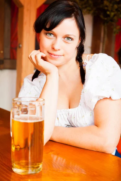 Jeune femme allemande profiter d'une tasse de bière — Photo