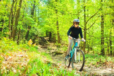 genç kadın dağ bisikleti binme