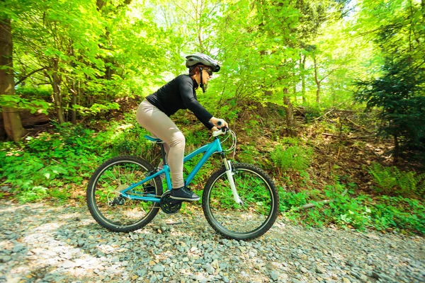 Young Woman Riding Her Mountain Bike — Stock Photo, Image