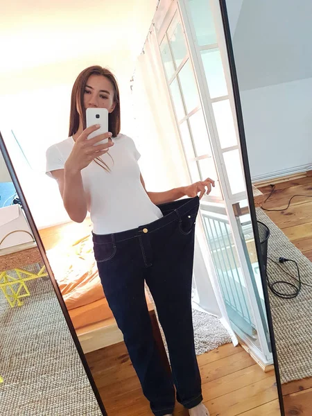 Jonge vrouw selfie met spiegel — Stockfoto