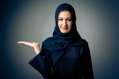 Geleneksel Arap Kıyafeti Giyen Genç Kadın