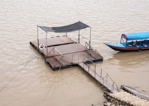 Antiguo Pontón Local Con Barco Cola Larga Que Flota Gran — Foto de Stock