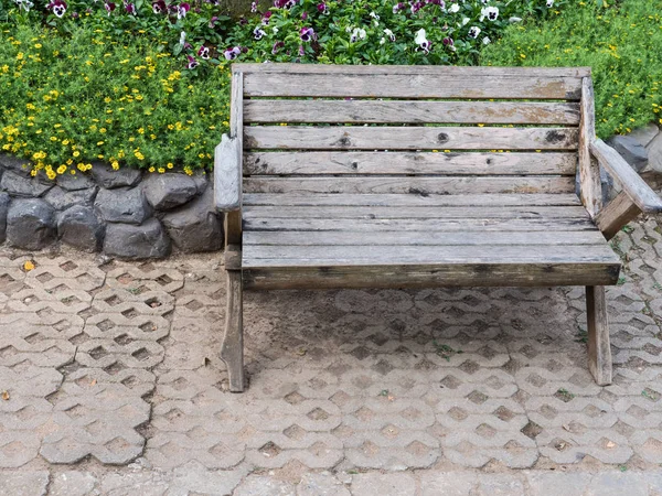 Banco Madeira Chão Tijolo Perto Canteiro Flores Parque Público — Fotografia de Stock