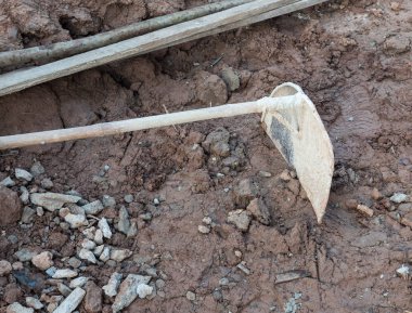 Metal maça inşaat alanının yakınında topraklarında Ahşap Saplı.