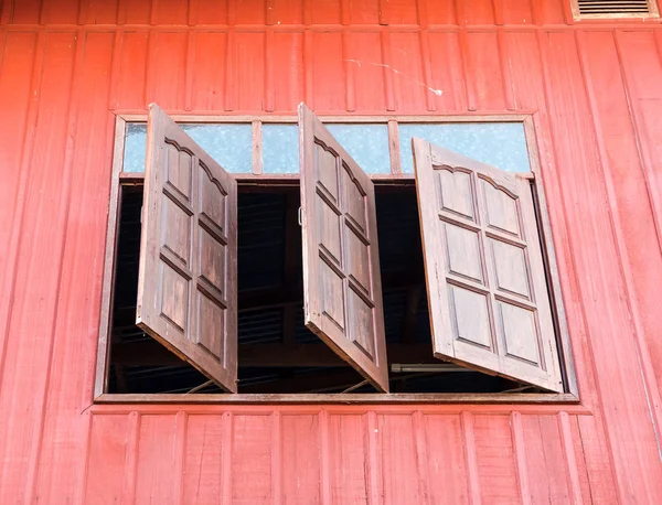 Ventana Madera Abre Desde Segundo Piso Casa Campo —  Fotos de Stock