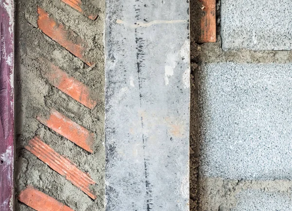 Tuğla duvar katman yapım aşamasında yakınındaki kırsal house somut ayağı.