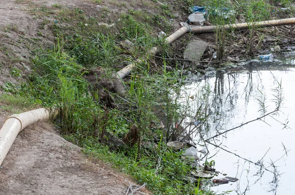 Águas Residuais Com Muitos Lixo Pequeno Canal Perto Área Parque — Fotografia de Stock