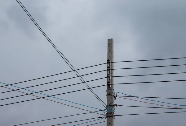 Palo Cemento Elettrico Con Cavo Complesso Nel Nuovo Villaggio Urbano — Foto Stock