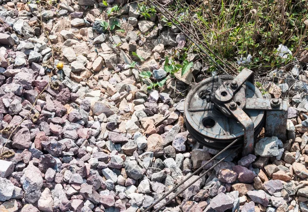 Vecchia Puleggia Acciaio Con Filo Metallico Sul Terreno Pietra Controllare — Foto Stock