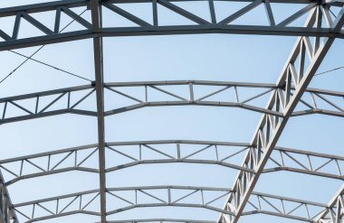 Ambar çatıda inşaat zaman altında büyük metal çerçeve.