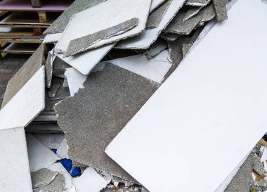 Eski ofis binası üzerinden harap kırık alçı tavan kazık.