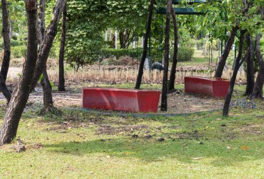 Kırmızı plastik tezgah kentsel park Bahçe bölgesinde terk.