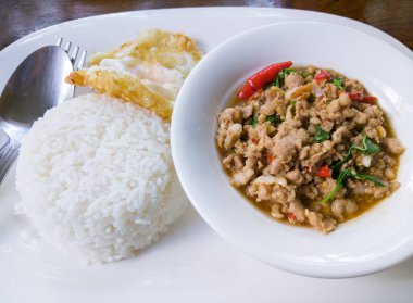 Stir Fried Basil Minced domuz eti ile Tay Jasmine pilav ve kızarmış yumurta Tay Restoran ile hizmet vermektedir