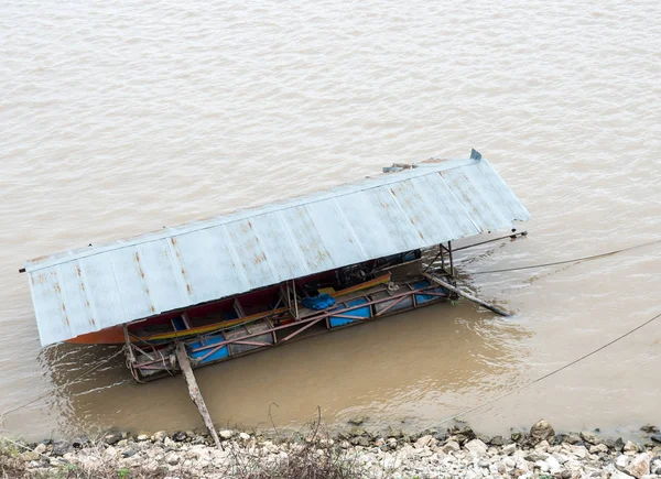 Pequeña Casa Flotante Para Mantener Barco Cola Larga Pasajeros Río — Foto de Stock