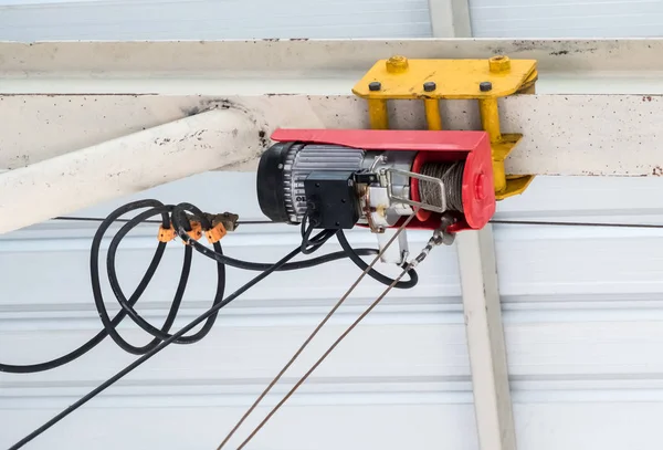 Küçük elektrikli vinç fabrika tavan karede yüklüyor.