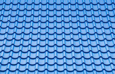 Yaz aylarında modern ev üstünde mavi çatı döşeme deseni.