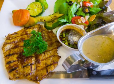 Izgara tavuk göğsü ile sebze ızgara ve roket kök salata sağlıklı restoranda servis.