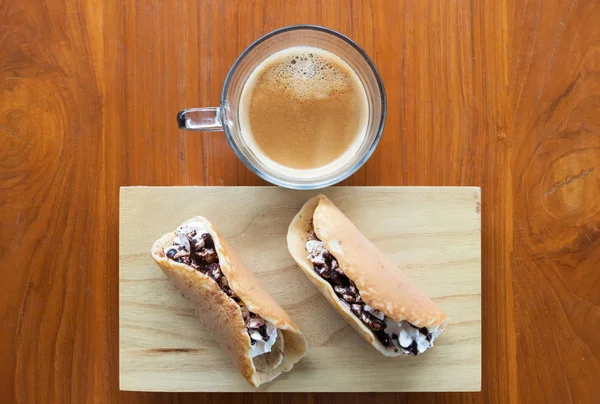 Banoffee Naleśnik Roll Filiżanki Espresso Drewniany Stół Śniadanie — Zdjęcie stockowe
