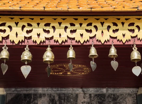 Gruppe Der Traditionellen Thailändischen Glocken Hängen Den Hölzernen Dachüberhängen Der — Stockfoto