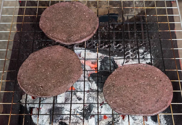 すり鉢で胡麻と黒もち米は地元の市場 タイの北部の旅行者への販売のためのストーブ焼き — ストック写真