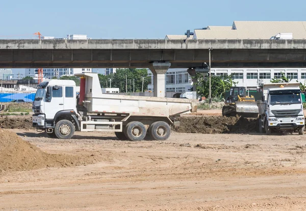 Gran Camión Está Trabajando Sitio Construcción Zona Urbana Cerca Del — Foto de Stock