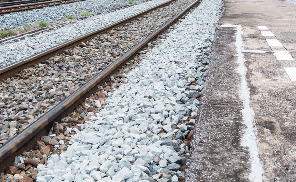 Plataforma Concreto Antigo Com Linha Branca Perto Férrea Estação Junção — Fotografia de Stock