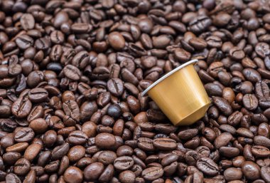 Dan büyük arabica kahve kavrulmuş kahve çekirdeği kapsülünde modern kahve.