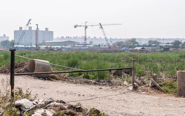 Barricada Metal Frente Entrada Camino Obra Que Construyó Gran Condominio — Foto de Stock