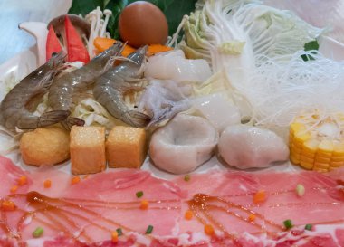 Et ve sebze seçici odak shabu restoranda yemek pişirmek için Japon tarzı ayarla