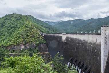 Kuzey Tayland Vadisi'nde hidroelektrik jeneratör için su boru ile büyük kemer beton baraj.