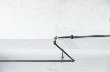 Yerel fabrika fabrika parkta beyaz duvar eski metal boru.