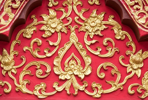 Floral Stucwerk Patroon Met Gouden Verf Gevel Van Thaise Kerk — Stockfoto