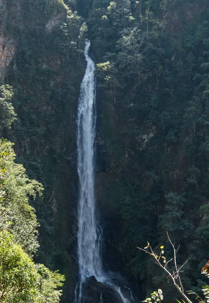 泰国国家公园山的悬崖上的高瀑布 — 图库照片